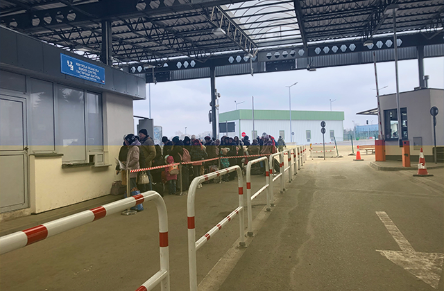 People at Ukrainian border crossing